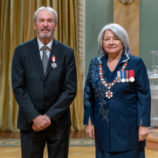 Robert Godin recebe a medalha da Ordem do Canadá